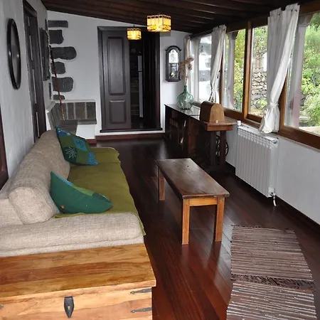 Magallotes Ideal For Hiking, Stargazing And Birding